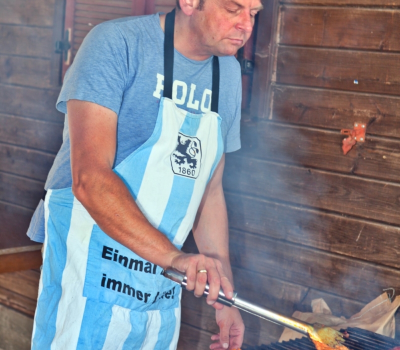 Juli - Der Grillmeister beim Somerfest im Einsatz
